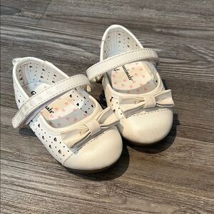 Garanimals White Kids Dress Shoes with Bow- Size 4